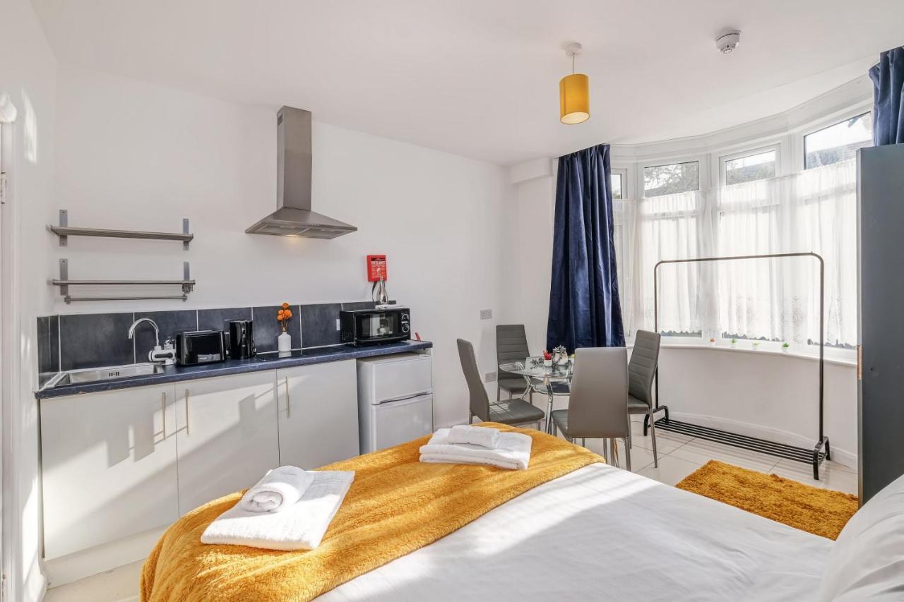 Fernbank Rooms Sudbury Hill, Harrow, Self-Contained Studios With En-Suite Harrow on the Hill Exterior photo