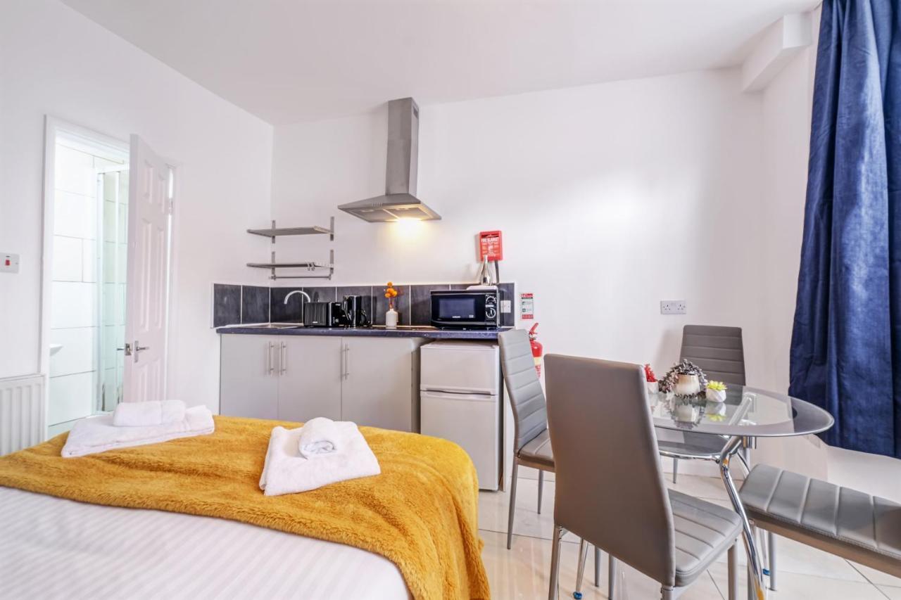Fernbank Rooms Sudbury Hill, Harrow, Self-Contained Studios With En-Suite Harrow on the Hill Exterior photo